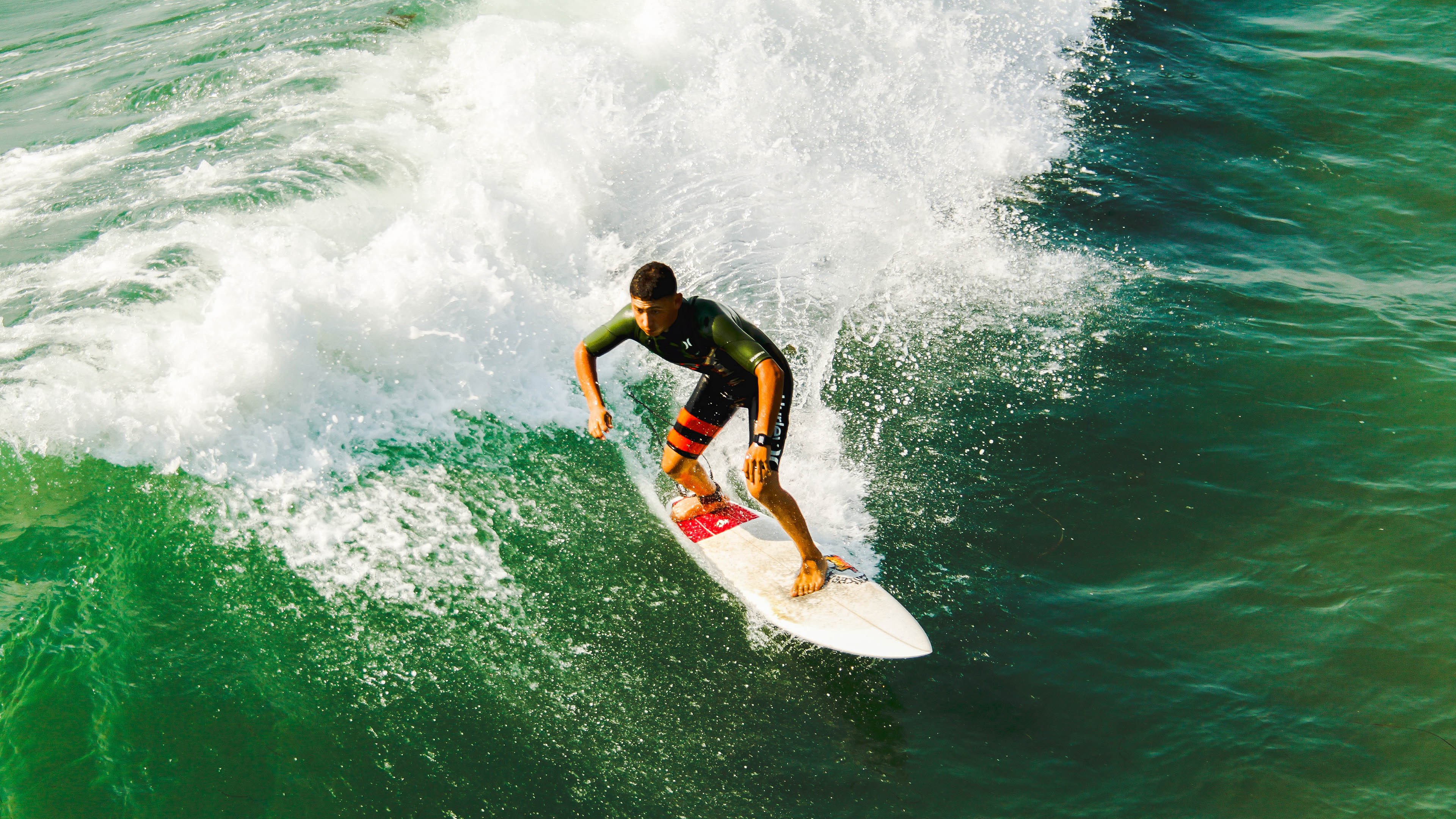 “挥拍如风,壁球挑战极限!高新区全民健身馆迎来速度与耐力之战”